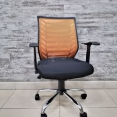 Кресло Barneo K-138 для персонала (черная ткань оранжевая сетка) в Магнитогорске - magnitogorsk.mebel24.online | фото